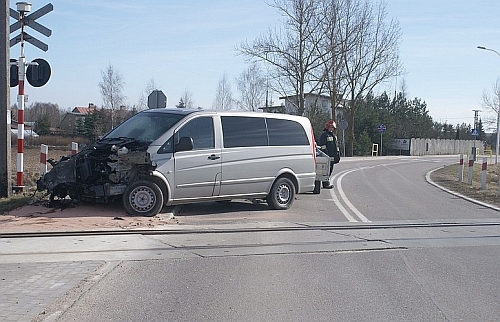 Wypadek na przejeździe kolejowym. Kierowca zignorował znak STOP