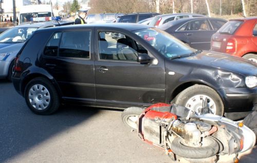 Golf uderzył w motorowerzystę. 14-latek nie żyje