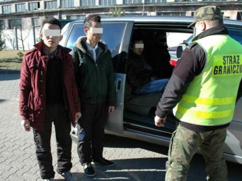 W przepuście drogowym czekali na transport. Nielegalni imigranci staną przed sądem