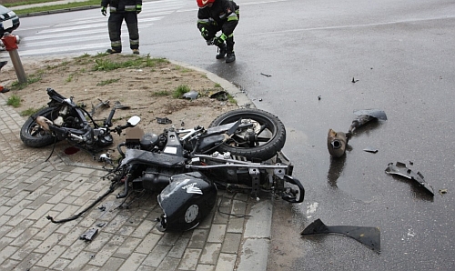 Zderzenie motoroweru z ciągnikiem. 17-latek trafił do szpitala