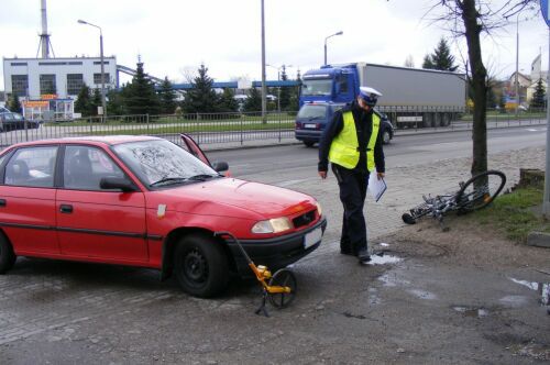 Opel potrącił rowerzystę. 62-latek przeleciał przez maskę auta