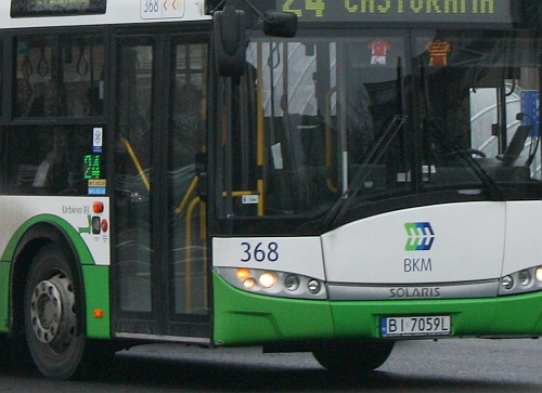 Chciał wysiąść z autobusu w trakcie jazdy. 35-latek wyłamał drzwi i schował się na drzewie