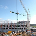 Wykonano skomplikowane przesunięcie dźwigów na budowie stadionu
