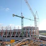 Wykonano skomplikowane przesunięcie dźwigów na budowie stadionu