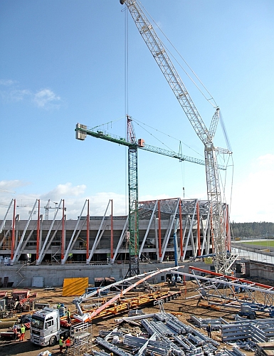 Wykonano skomplikowane przesunięcie dźwigów na budowie stadionu