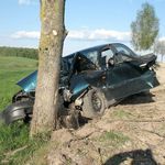 Daewoo uderzyło w drzewo. Nie żyje 30-letni kierowca