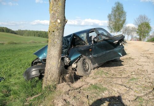 Daewoo uderzyło w drzewo. Nie żyje 30-letni kierowca