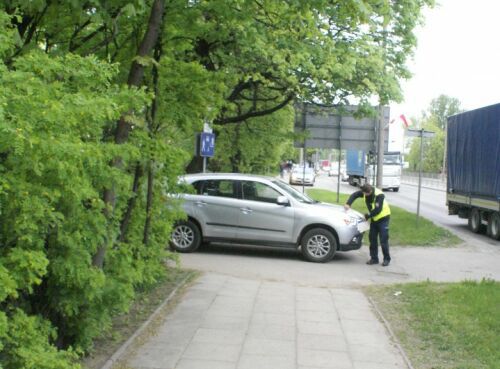 Mitsubishi potrąciło rowerzystkę. 54-latka trafiła do szpitala