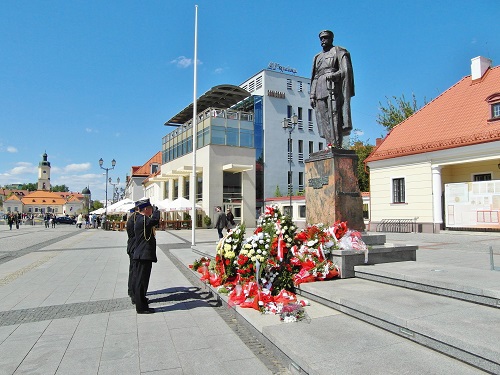 Dni Strażaka. Kolumna wozów pożarniczych i kwiaty pod pomnikami