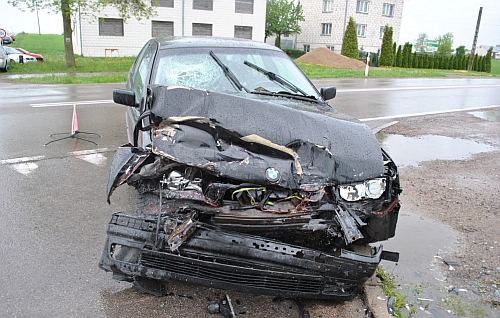 Zderzenie golfa z BMW. Dwie osoby w szpitalu