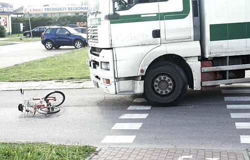 Tir potrącił rowerzystkę. 73-latka w szpitalu