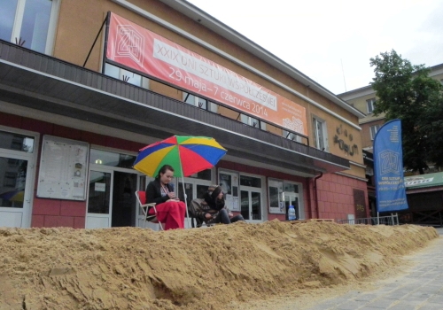 Plaża w centrum miasta. Piasek i kolorowe leżaki