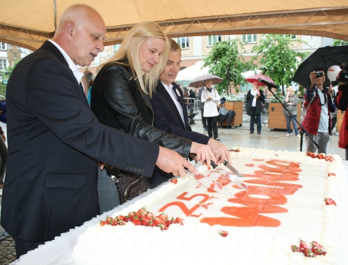 Święto Wolności. Na Rynku Kościuszki pokrojono rocznicowy tort [ZDJĘCIA]