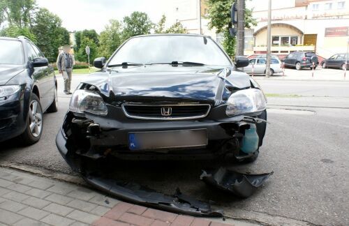 Pomyliła gaz z hamulcem. 55-latka potrąciła kobietę pod bankomatem