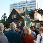Odmawiali różaniec i wznosili okrzyki. Kilkaset osób protestowało przeciwko spektaklowi "Golgota Picnic"