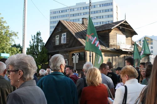 Odmawiali różaniec i wznosili okrzyki. Kilkaset osób protestowało przeciwko spektaklowi "Golgota Picnic"