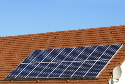 Kolektory słoneczne na dachach domów trzech podlaskich gmin