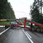 Scania stanęła w poprzek drogi. Dwie osoby w szpitalu