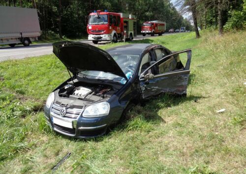 Tir wpadł w poślizg. Volkswagen zepchnięty do rowu