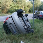Zderzenie peugeota ze skodą. Trzy osoby w szpitalu