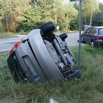 Zderzenie peugeota ze skodą. Trzy osoby w szpitalu