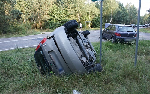 Zderzenie peugeota ze skodą. Trzy osoby w szpitalu