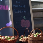 Kolejna akcja rozdawania jabłek. Tym razem na parkingach