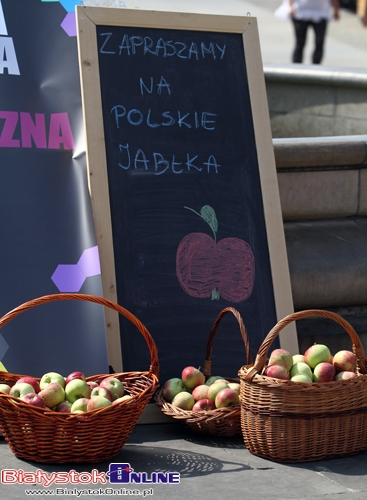 Kolejna akcja rozdawania jabłek. Tym razem na parkingach