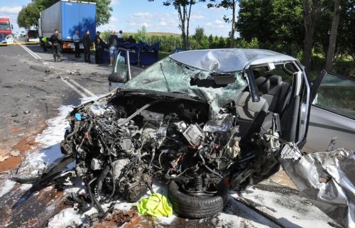 W skodę uderzyły dwa tiry. Nie żyje 45-letni kierowca osobówki