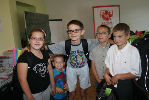 Wydawcy edukacyjni po raz kolejny wypełnią "Tornistry Pełne Uśmiechów" w akcji Caritas