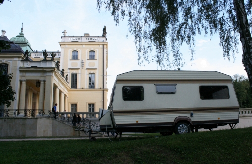 Przyczepa kempingowa stanęła w Ogrodach Branickich