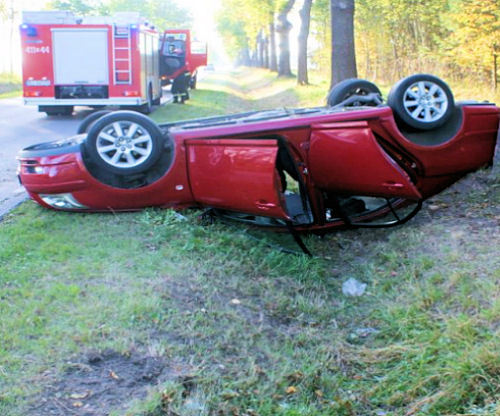 Toyota uderzyła w drzewo. 24-letnia kobieta zginęła na miejscu