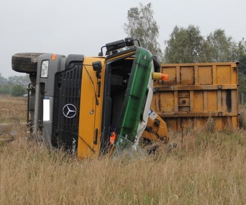 Śmiertelny wypadek. Kierowca wypadł z ciężarówki