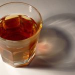 Chciał się napić whisky, to pobił kolegę. Adrianowi F. grozi 12 lat wiezienia