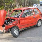 95-latek w maluchu wymusił pierwszeństwo. Staruszek trafił do szpitala