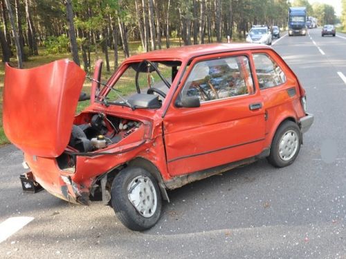 95-latek w maluchu wymusił pierwszeństwo. Staruszek trafił do szpitala