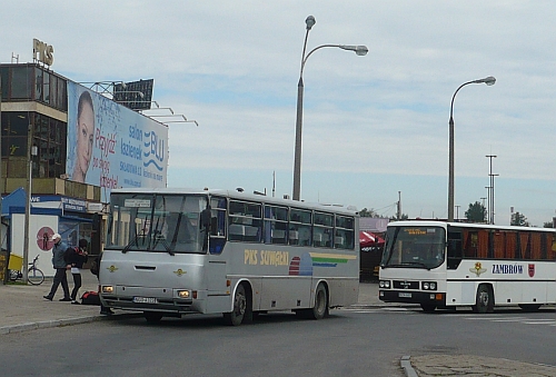 Napad na dworcu PKS. Pijani sprawcy siekierą zniszczyli autobus