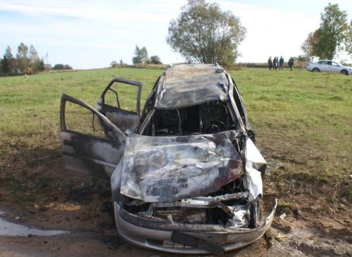 Opel stanął w płomieniach. Dwie osoby ranne