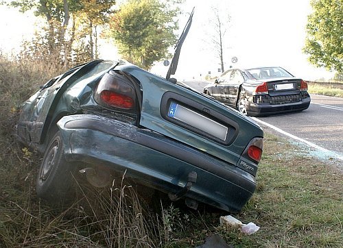 Wypadek podczas wyprzedzania. Trzy osoby w szpitalu