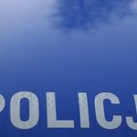 Waleczny ojciec. Chcąc pomóc synowi przytrzasnął policjantce nogę