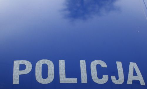 Waleczny ojciec. Chcąc pomóc synowi przytrzasnął policjantce nogę