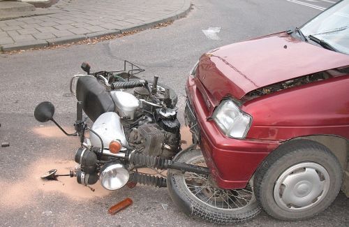 Zderzenie tico i motocykla. Kierowca jednośladu w szpitalu