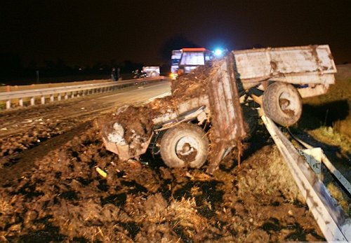 Nieoświetlony ciągnik przyczyną poważnego wypadku. Dwie osoby w szpitalu