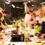 Warsztaty kulinarne i pokazy z mistrzami kuchni. Nowe miejsce przyciąga domową atmosferą [WIDEO]