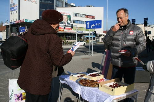 Rozdawał kiszkę ziemniaczaną w centrum miasta