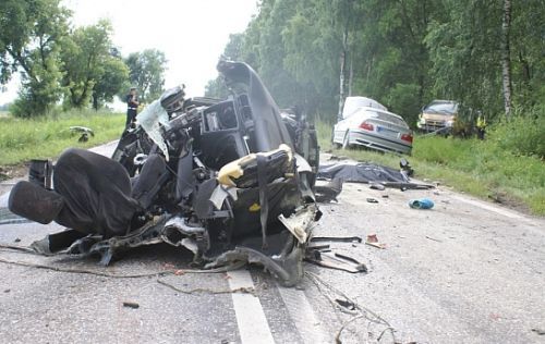 Ciężarówka stanęła w poprzek drogi. Zginęły dwie osoby