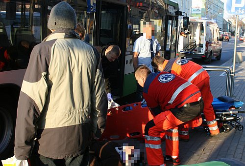 Kobieta wtargnęła pod autobus miejski. Zabrało ją pogotowie