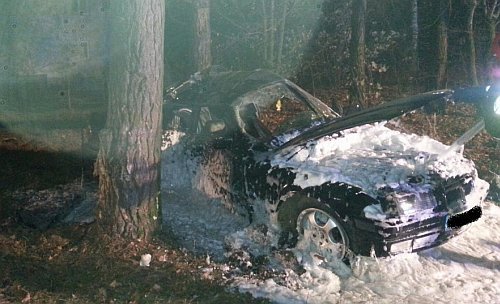 BMW wpadło w poślizg. 51-letni pasażer trafił do szpitala