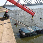 Toyota wpadła do wody. Nie żyją dwie osoby 