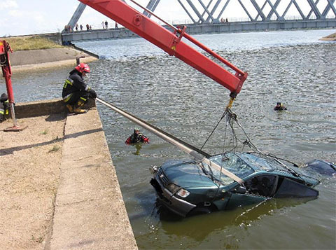 Toyota wpadła do wody. Nie żyją dwie osoby 